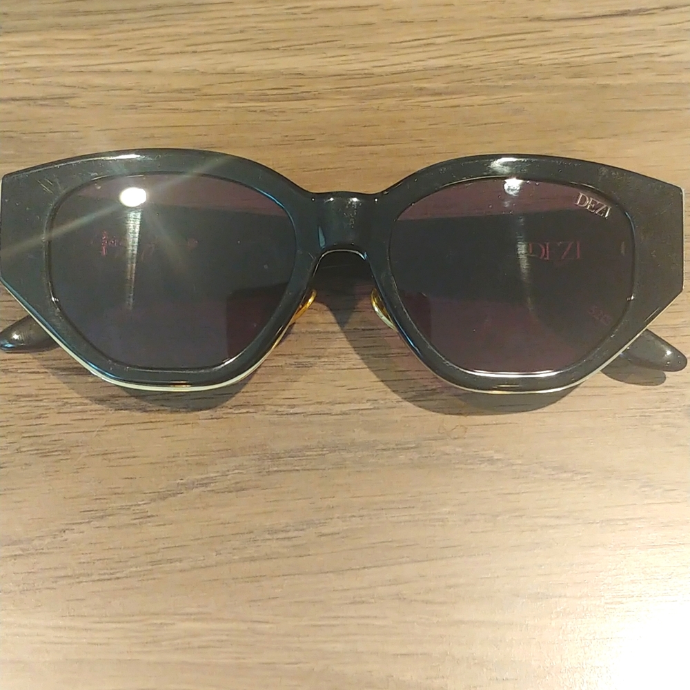 Dezi charge it sunglasses